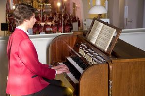 Jonas Fischer an der Orgel